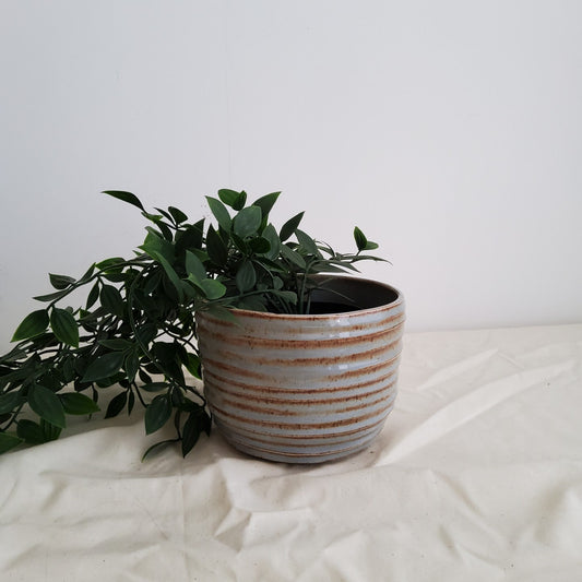 Ribbed planter